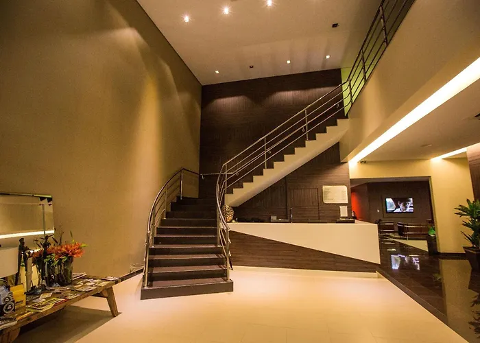 Golden PlazaHotel Em